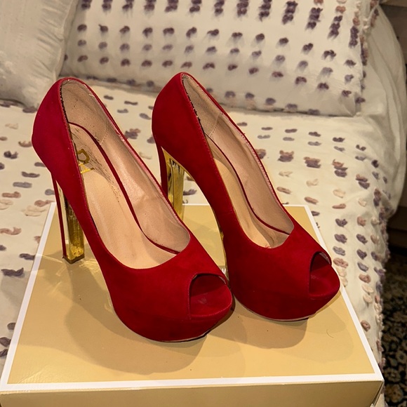 Red and Gold  platform heels - Picture 1 of 3